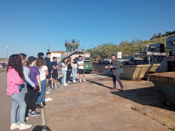Los jóvenes de Azuaga aprenden cómo se depura el agua