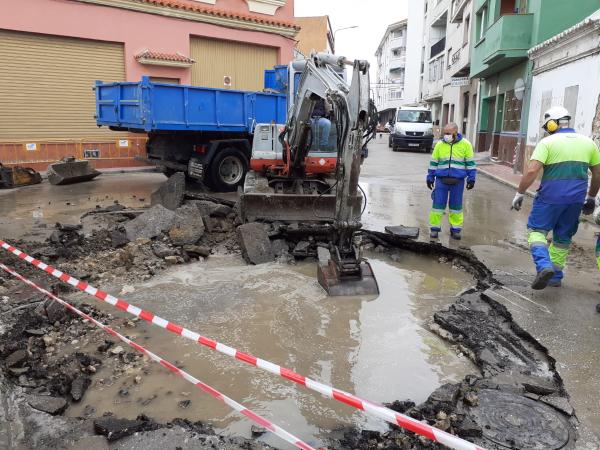 Trabajadores de Aqualia en el lugar de la avería