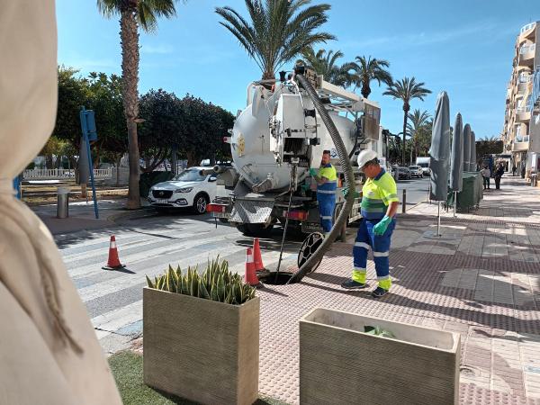 Más de 300 kilos de residuos extraídos de las alcantarillas y tuberías de saneamiento de Garrucha de cara a la Semana Santa