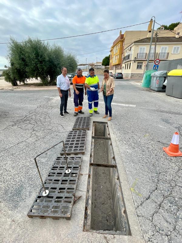 La alcaldesa de Fortuna supervisa los trabajos de limpieza del alcantarillado para prevenir inundaciones ante la llegada de las lluvias