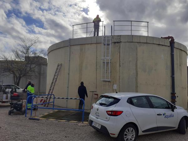 En marcha los trabajos de limpieza y desinfección de los depósitos de agua de Els Poblets (Alicante)