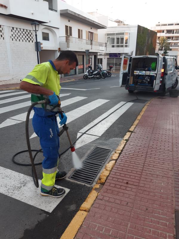 Empieza la limpieza de los 145 km de red de aguas pluviales de Santa Eulària des Riu para evitar inundaciones