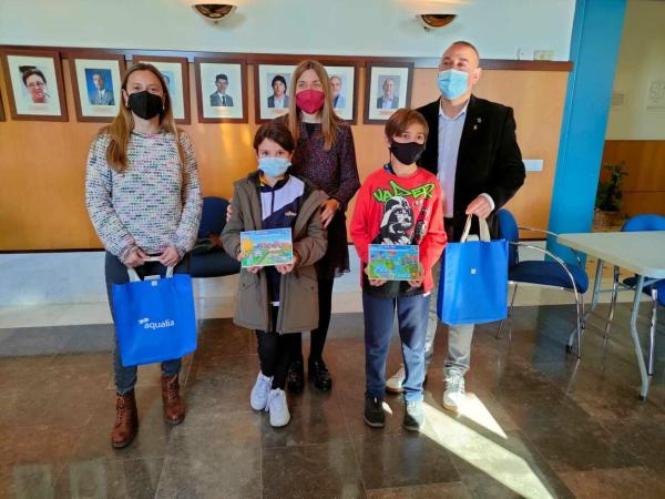 El alcalde de Cassà de la Selva (Girona) entrega los premios del Concurso Digital de Dibujo de Aqualia a dos niñas del municipio
