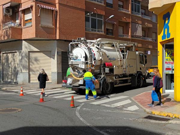 Limpieza de imbornales y red de saneamiento frente la posibilidad de chubascos en Novelda (Alicante)