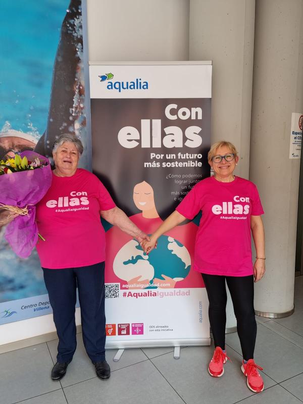 El Centro Deportivo Villena homenajea a la mujer de 81 años que desde 2012 realiza actividad física en las instalaciones