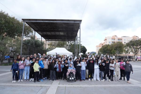 El Ayuntamiento de Eivissa reparte a escolares del Portal Nou economizadores de agua por los grifos y anuncia una nueva edición del concurso ‘Salvemos el planeta’