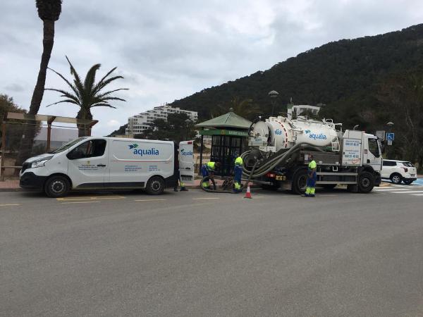 Limpieza de la red de aguas pluviales de Santa Eulària des Riu para evitar inundaciones