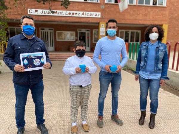 Premios para dos escolares de Puerto Lumbreras por plasmar en un cartel como consumir agua con responsabilidad