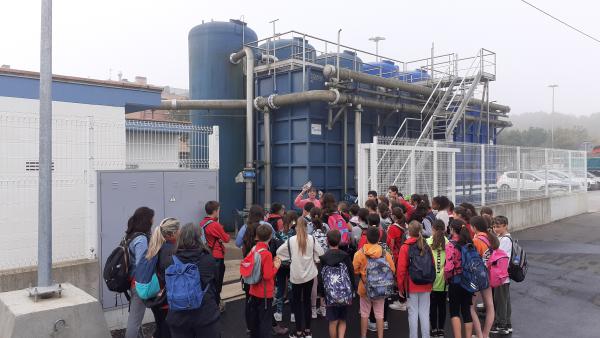 Alumnos de la Escuela La Roureda visitan la planta potabilizadora de agua de Tordera