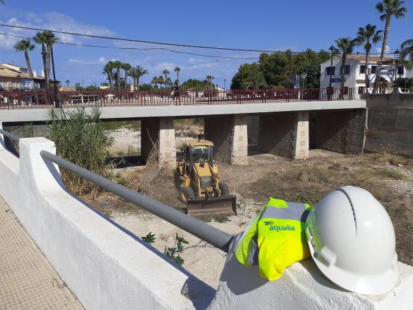 Empiezan los trabajos de limpieza del cauce del río Girona a su paso por Els Poblets (Alicante) para evitar inundaciones