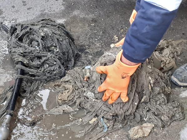Tirar las toallitas húmedas al inodoro provoca atascos en la red de alcantarillado de Villena